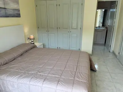 Cama o camas de una habitación en Amplio Apartamento con acceso directo a piscina