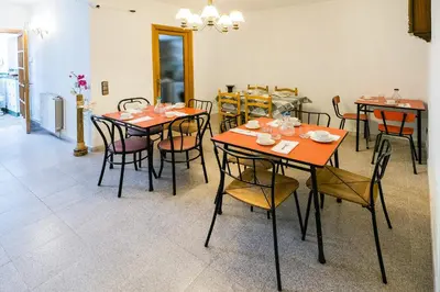 Un restaurante o sitio para comer en L'Hostalet GuestHouse