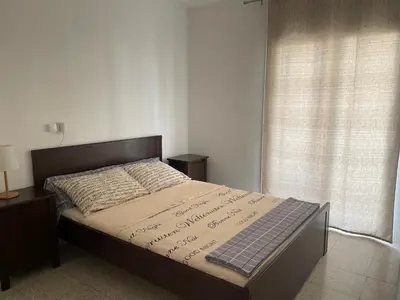 Cama o camas de una habitación en Piso amable con piscina cerca de mar