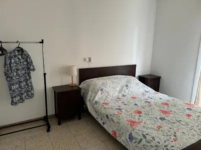 Cama o camas de una habitación en Piso amable con piscina cerca de mar