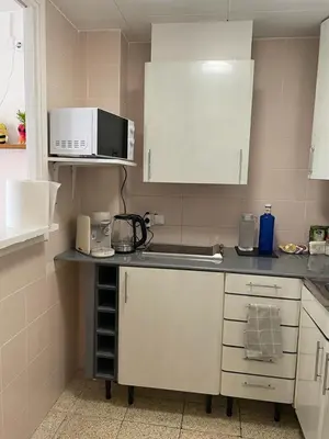 Una cocina o zona de cocina en Piso amable con piscina cerca de mar