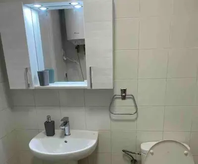 Un baño de Piso amable con piscina cerca de mar