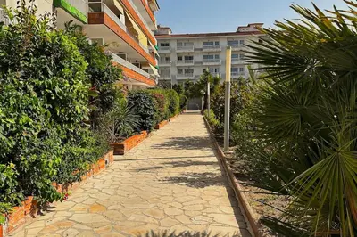 Jardín al aire libre en Piso amable con piscina cerca de mar
