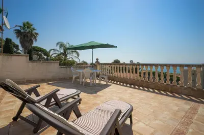 Un balcón o terraza de Basketball court, pool, BBQ, gardens, seaviews
