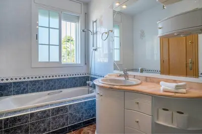 Un baño de Basketball court, pool, BBQ, gardens, seaviews