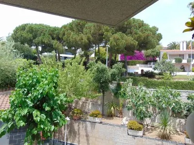 Jardín al aire libre en Basketball court, pool, BBQ, gardens, seaviews