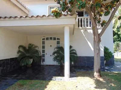 Jardín al aire libre en Basketball court, pool, BBQ, gardens, seaviews