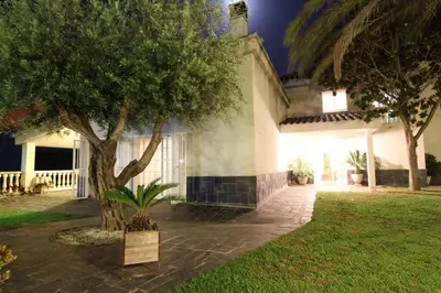 Jardín al aire libre en Basketball court, pool, BBQ, gardens, seaviews
