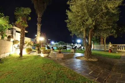 Jardín al aire libre en Basketball court, pool, BBQ, gardens, seaviews