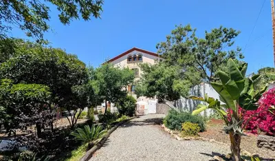 Jardín al aire libre en Historic house 5 minutes walk from the beach