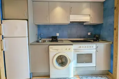 Una cocina o zona de cocina en Apartamento Piscina en Platja d'Aro by Host&Joy