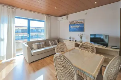 Una televisión o centro de entretenimiento en Apartamento Piscina en Platja d'Aro by Host&Joy