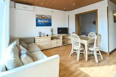 Una televisión o centro de entretenimiento en Apartamento Piscina en Platja d'Aro by Host&Joy