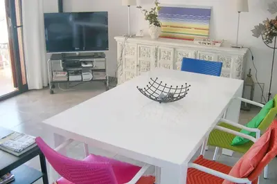 Una televisión o centro de entretenimiento en Charming Apartment in Palamós with Sea View and Terrace - 65 sqm