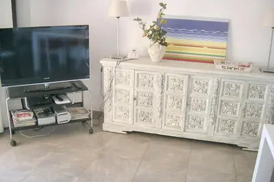 Una televisión o centro de entretenimiento en Charming Apartment in Palamós with Sea View and Terrace - 65 sqm