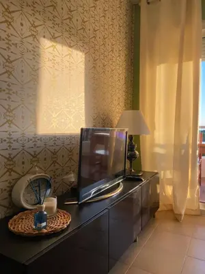 Una televisión o centro de entretenimiento en Apartamento MARINA PLAYA, primera linea de mar