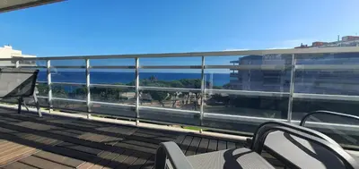 Un balcón o terraza de Ático con gran terraza y vistas al mar