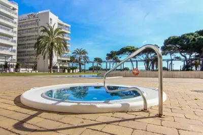 Piscina en o cerca de Ático con gran terraza y vistas al mar