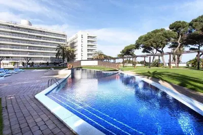 Piscina en o cerca de Ático con gran terraza y vistas al mar