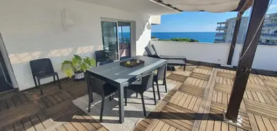 Un balcón o terraza de Ático con gran terraza y vistas al mar