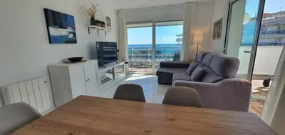 Una televisión o centro de entretenimiento en Ático con gran terraza y vistas al mar