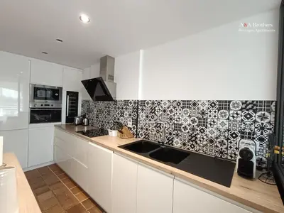 Una cocina o zona de cocina en A&A Brothers Boutique -The Suites Apartments-