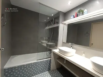 Un baño de A&A Brothers Boutique -The Suites Apartments-