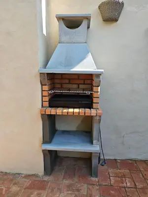 Barbacoa disponible para clientes en la casa o chalet