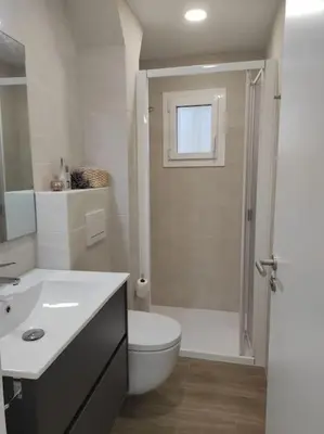 Un baño de Apartamento Reformado con Aparcamiento. Playa 5min a pie.