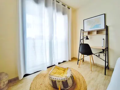Una televisión o centro de entretenimiento en Apartamento 5 min a pie de playa de Lloret de Mar