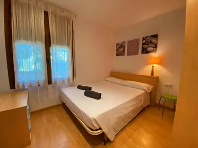 Cama o camas de una habitación en Apartament gran amb pàrquing a 5 min del centre