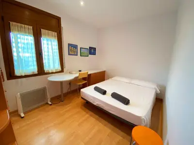 Cama o camas de una habitación en Apartament gran amb pàrquing a 5 min del centre
