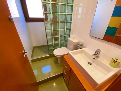 Un baño de Apartament gran amb pàrquing a 5 min del centre