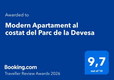 Certificado, premio, señal o documento que está expuesto en Modern Apartament al costat del Parc de la Devesa