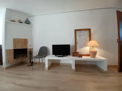 Una televisión o centro de entretenimiento en Apartamento Roc Mar