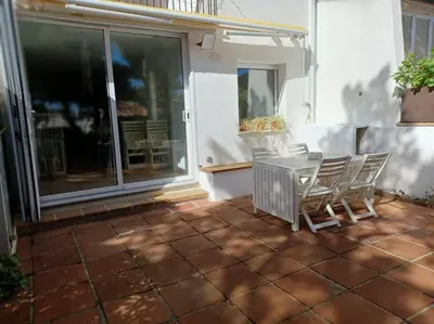Un patio o zona al aire libre en Apartamento Roc Mar