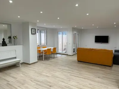 Una televisión o centro de entretenimiento en APARTAMENTO EN LA PLAYA