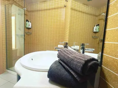 Un baño de Duplex Piscina y Parking MasBlau Beach by Host&Joy