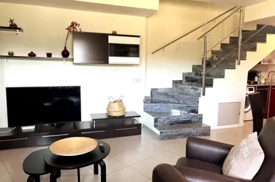Zona de estar de Duplex Piscina y Parking MasBlau Beach by Host&Joy