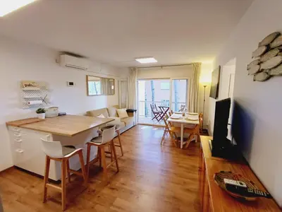 Una televisión o centro de entretenimiento en Apartamento con piscina y wifi cerca de la playa