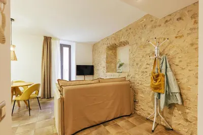 Una televisión o centro de entretenimiento en Bravissimo Mercadal 3, one-bedroom plus sofa bed