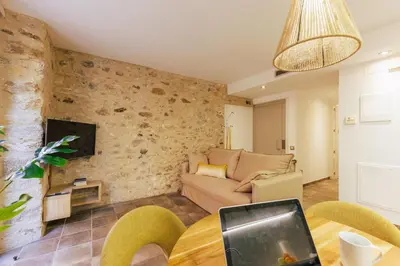 Una televisión o centro de entretenimiento en Bravissimo Mercadal, Monthly Apartment