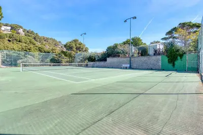 Instalaciones para jugar a tenis o squash en Rincón de Aigua Xelida o alrededores