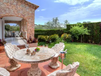 Jardín al aire libre en Holiday Home Mas Vila by Interhome