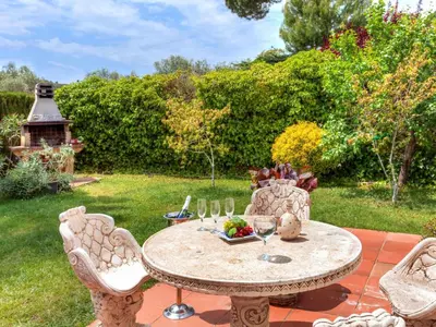 Jardín al aire libre en Holiday Home Mas Vila by Interhome