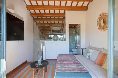 Una televisión o centro de entretenimiento en Encantadora casa en Peratallada