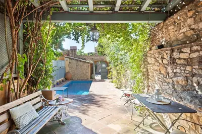 Jardín al aire libre en Encantadora casa en Peratallada