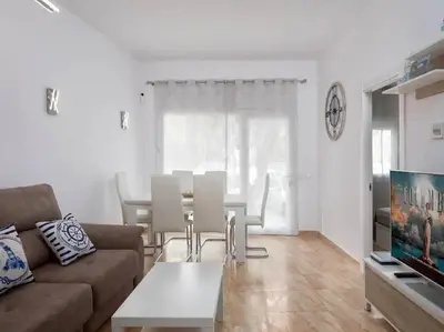 Una televisión o centro de entretenimiento en Apartamento a 50m de la playa