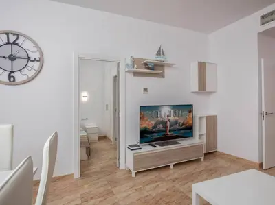 Una televisión o centro de entretenimiento en Apartamento a 50m de la playa