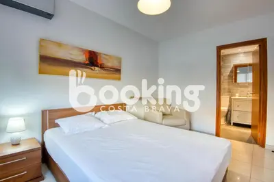 Cama o camas de una habitación en Soleado - apartament amb gran terrassa al centre de Platja d'Aro, amb parking i piscina comunitària